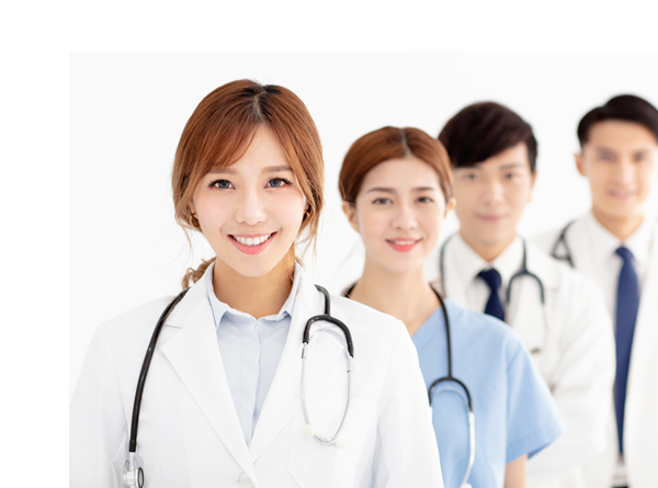 웃고 있는 표정으로 정면을 바라보고 있는 남자1명, 여자2명 의료진